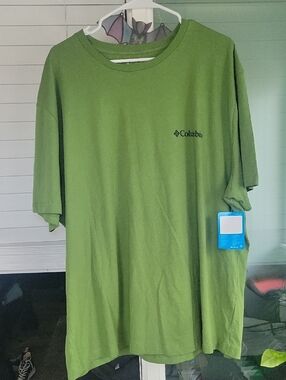 Columbia Men's Short-Sleeve Tee in Olive Green